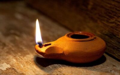 Estén listos, con la túnica puesta y las lámparas encendidas