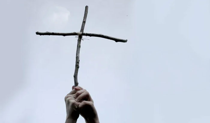 El que no toma su cruz y me sigue no es digno de mí