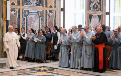 El Papa a los religiosos: reconocer los signos de los tiempos para servir a los necesitados