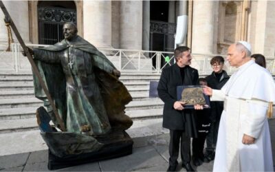 León XIV recibe a los artistas y sus símbolos de fraternidad