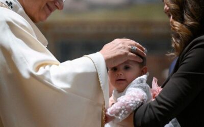 El Papa bautiza a bebés: “de sus padres reciben la vida y hoy reciben el sentido para vivirla”